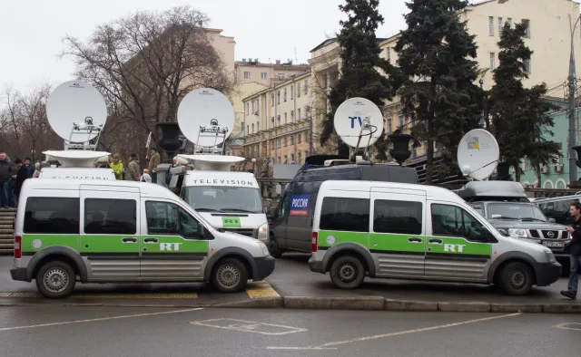 Francuski tygodnik: RT i Sputnik to tuby propagandowe Rosji we Francji. Putin narzuca prorosyjskie treści