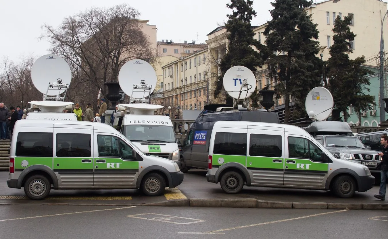 Francuski tygodnik: RT i Sputnik to tuby propagandowe Rosji we Francji. Putin narzuca prorosyjskie treści