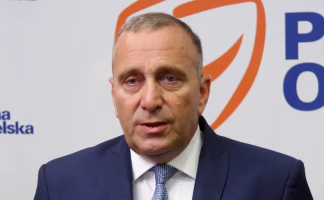 Schetyna: Polskiej szkole zagrażają rządy PiS i nieudolność Zalewskiej. Wróciła ideologia