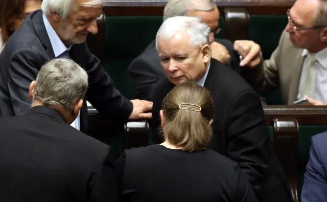 "Fakt": Jarosław Kaczyński nie zgodził się na przewalutowanie kredytów. "Frankowicze głosują na Petru"