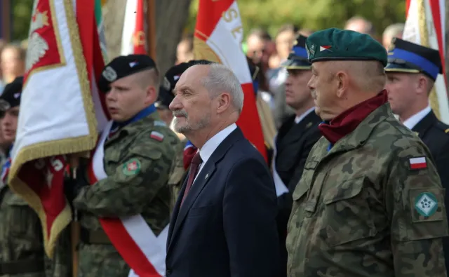 Parafianowicz: Antoni Macierewicz 80 km od frontu w Donbasie