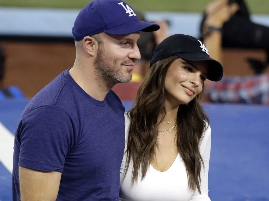 Delikatniejszy niż zwykle makijaż obnażył "zrobioną" twarz Emily Ratajkowski [FOTO]