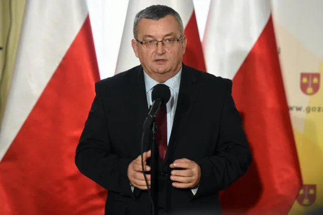 Minister Adamczyk do dymisji? "Premier Szydło ma do niego stuprocentowe zaufanie"