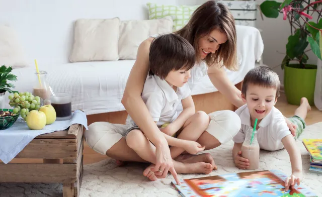 Młode Polki stawiają na pracę. Tyle że w domu