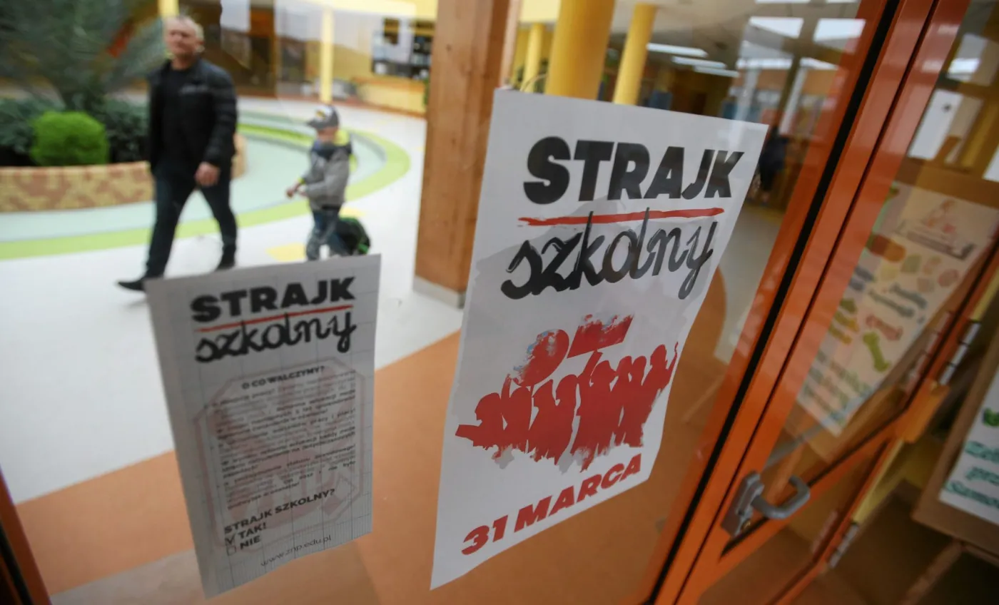 Szkoły bez lekcji, flagi, plakaty. W całej Polsce strajk nauczycieli