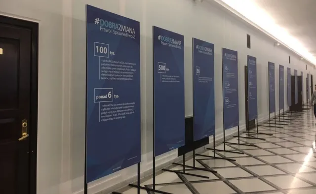 Opozycja oburzona sejmową wystawą o sukcesach Szydło. "To propaganda w gomułkowskim stylu"