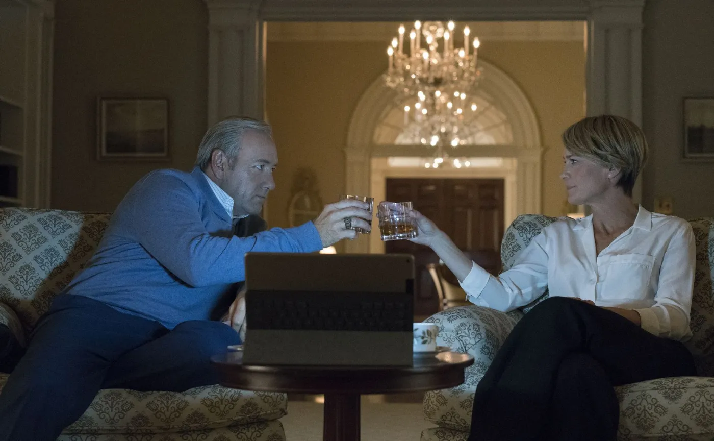 Kryzys w związku Franka i Claire Underwoodów? Mamy zdjęcia z 5. sezonu "House of Cards"