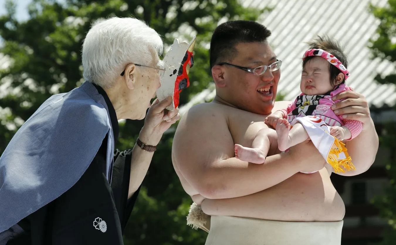 Zawodnicy sumo zmuszają do płaczu niemowlaki. Oto coroczny japoński festiwal nakizumo [ZDJĘCIA]