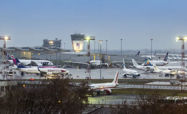 Przewoźników czekają duże utrudnienia. Największe lotnisko w Polsce cały miesiąc bez jednego pasa