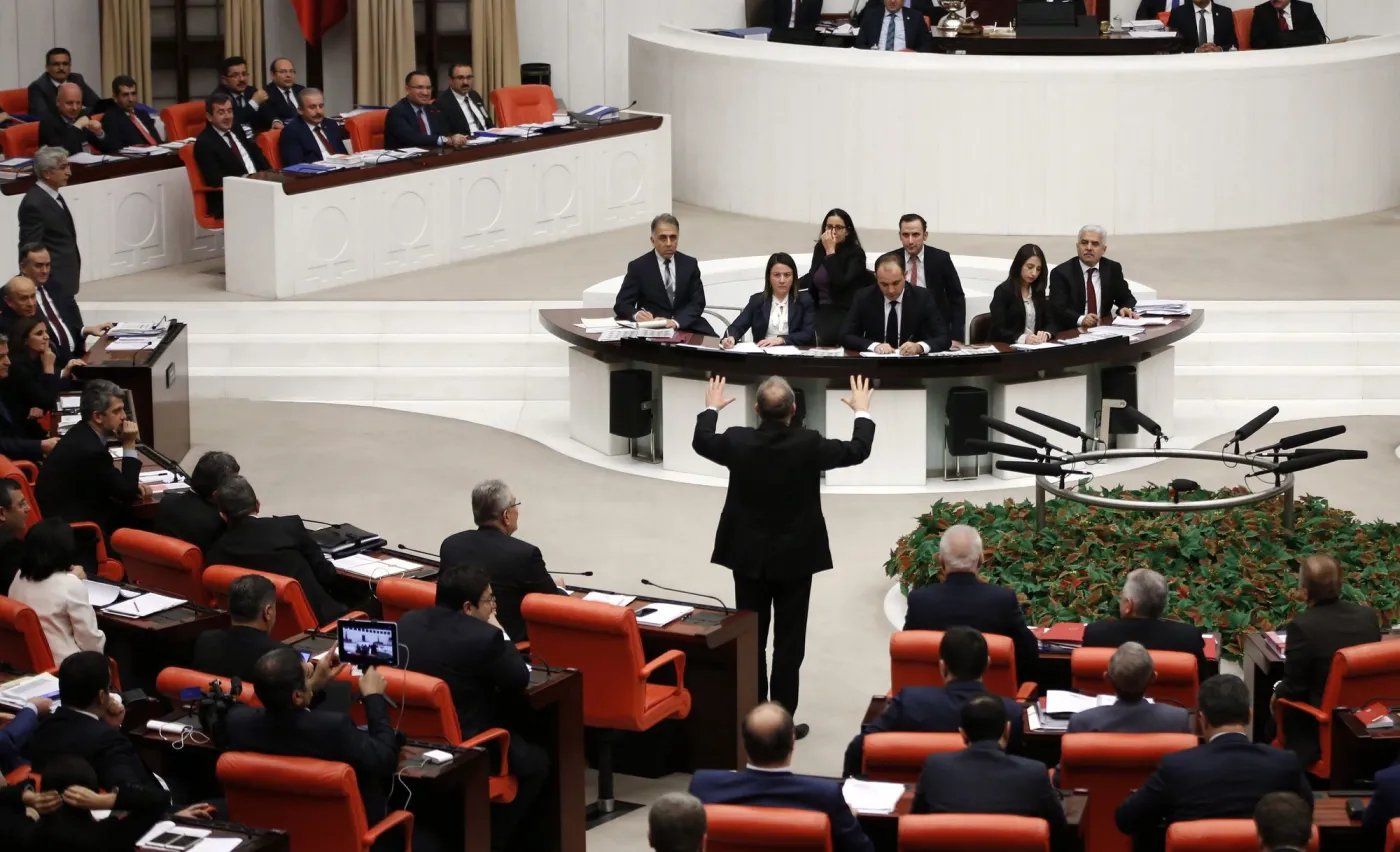 Przy nich polski Sejm to Wersal. Bójka w tureckim parlamencie. W ruch poszły pięści, kopniaki i... meble