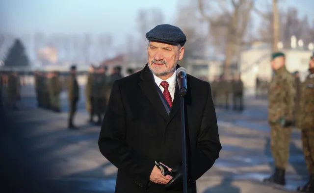 Macierewicz zapewnia: Wypadku nie spowodowało auto, którym jechałem