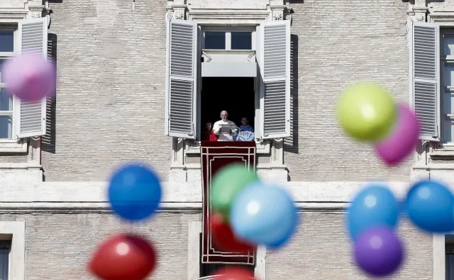 Papież: Nie ufać bogactwu, nie obciążać się ponurą nienasyconą konsumpcją