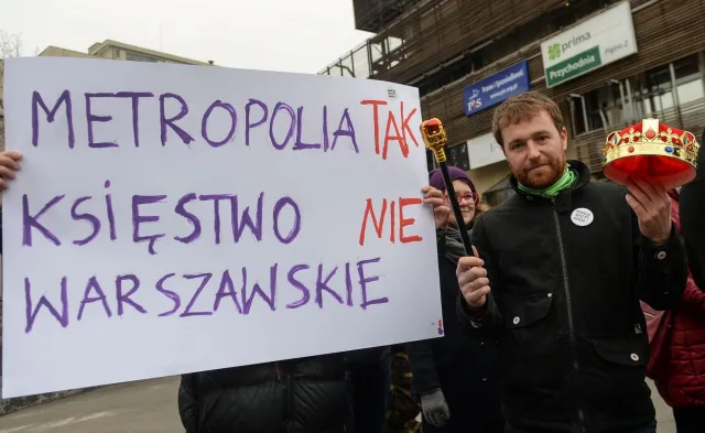 "Projekt PiS to ośmieszanie idei metropolii". Miasto Jest Nasze przekazało Sasinowi berło i koronę