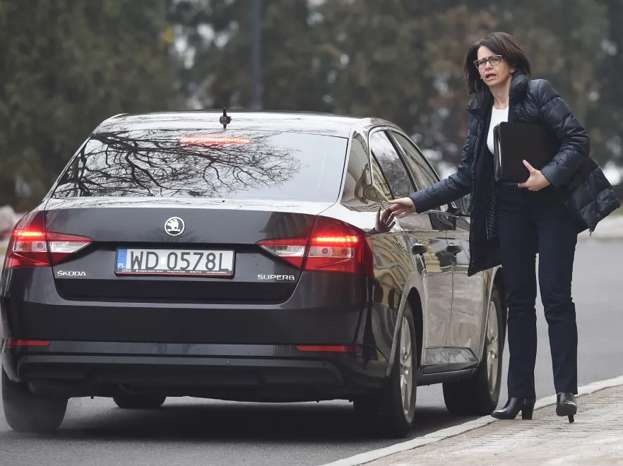 Lepiej, gdyby cały czas miała na sobie kurtkę. Średnio udana stylizacja minister Streżyńskiej. FOTO