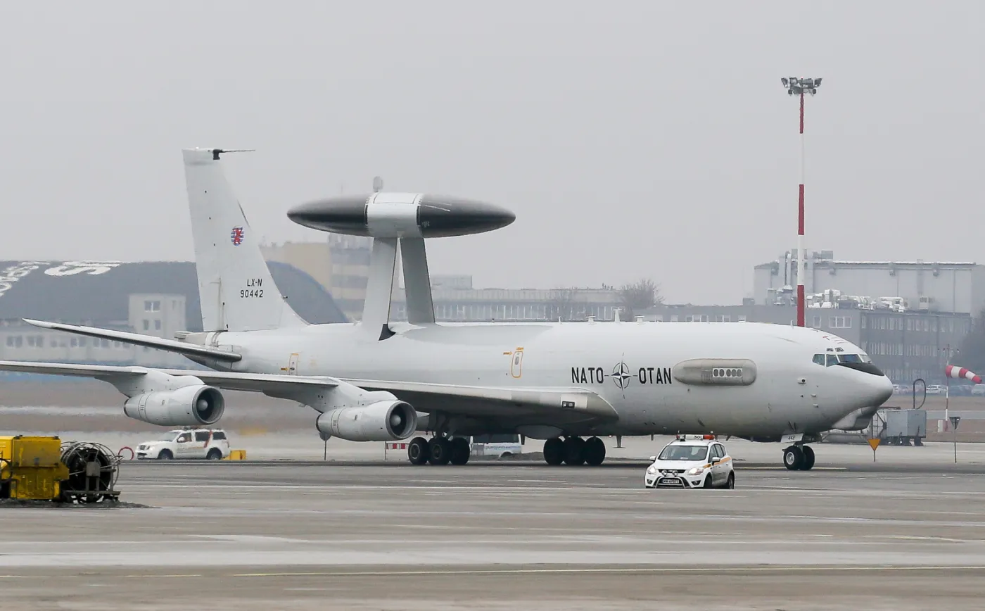Samolot systemu AWACS na Okęciu. Zobacz ZDJĘCIA z wnętrza maszyny