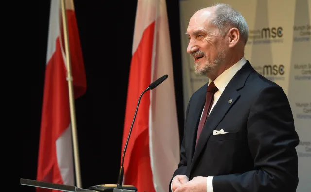 "Macierewicz swoimi wypowiedziami kompromituje rząd, premier i prezydenta"