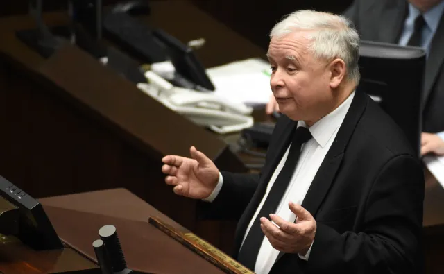 Kaczyński krytykuje i odpowiada na zaczepkę z sali: Tak, jesteśmy ludzkimi panami