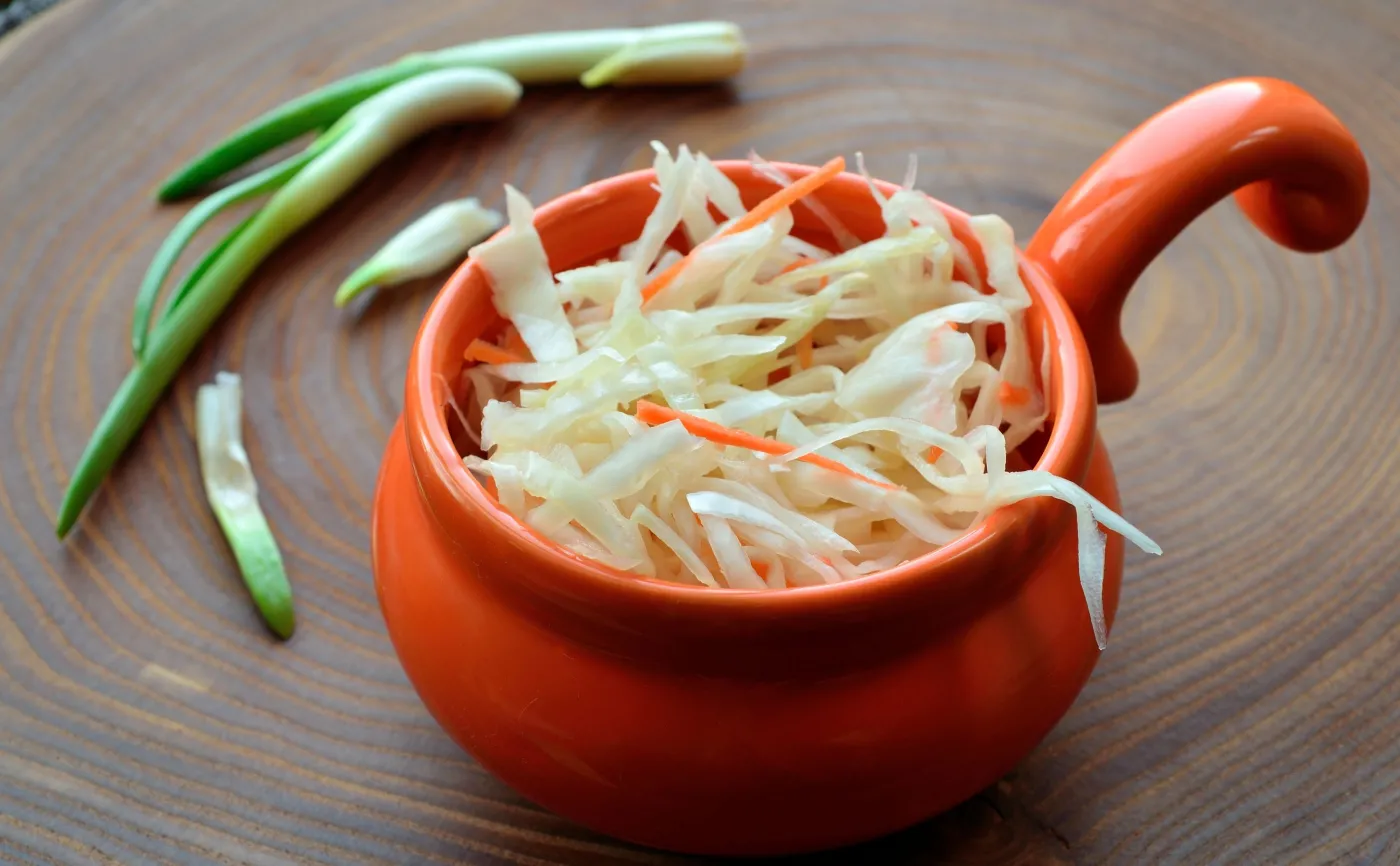 Kapusta kiszona i jej wpływ na zdrowie. Czy jest ciężkostrawna?