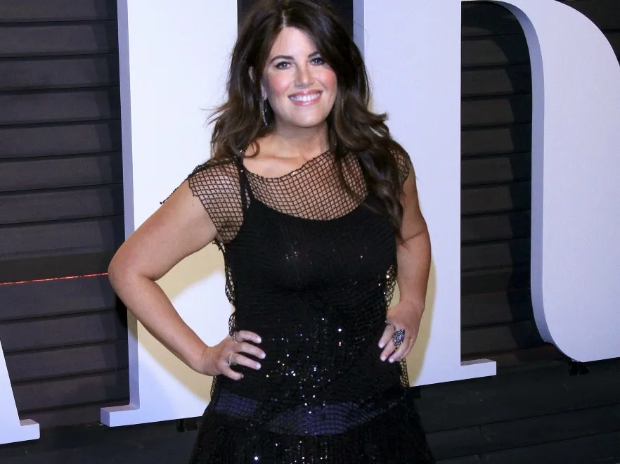 Maturzystka w wersji 40+. Monica Lewinsky zbiera łomot za TĘ sukienkę, ale w sumie wygląda bardzo OK. FOTO