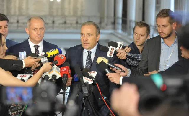 "Haniebne są oklaski PiS i postawa premier, która biła brawo na stojąco temu, co słyszała z ust Kaczyńskiego"