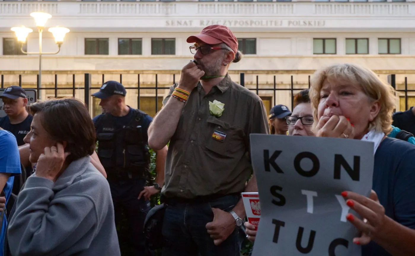 Mateusz Kijowski przegoniony przez demonstrantów. Okrzyki: "Zdrajca", "zapłać alimenty"