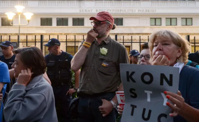 Mateusz Kijowski przegoniony przez demonstrantów. Okrzyki: "Zdrajca", "zapłać alimenty"