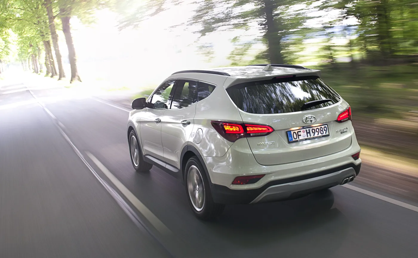 10339365-hyundai-santa-fe.jpg