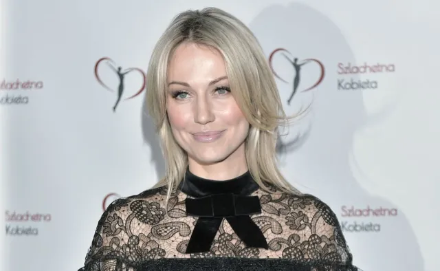 Magdalena Ogórek na Twitterze dziękuje "Bogu i Beacie Szydło", że jej auta nie obrzucono kamieniami