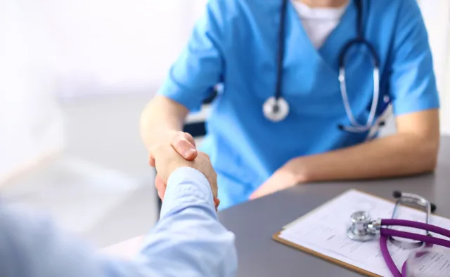 Do lekarza jak do bankomatu. Chcą połączyć kartę płatniczą z kartą ubezpieczenia zdrowotnego