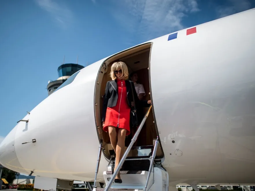 Kolejna seksowna stylizacja Brigitte Macron. Żona kanclerza Austrii wyglądała przy niej jak zakonnica. FOTO