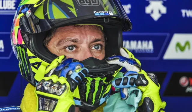 Valentino Rossi przeszedł operację złamanej prawej nogi