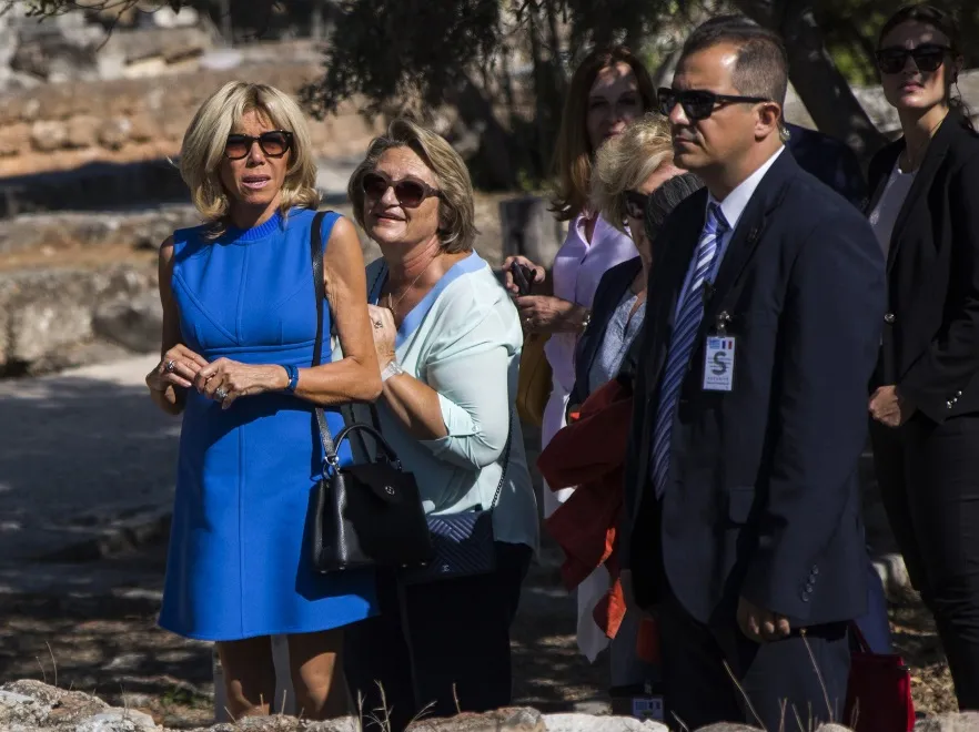"Nie da się na to patrzeć"... Internauci ostro o odsłoniętych "sflaczałych" ramionach Brigitte Macron. FOTO