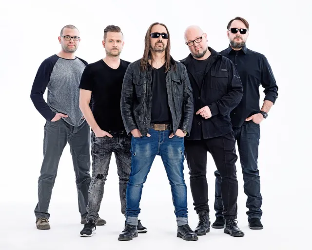 Po latach powstał teledysk do kultowego nagrania. Zobacz "Oprócz" Golden Life