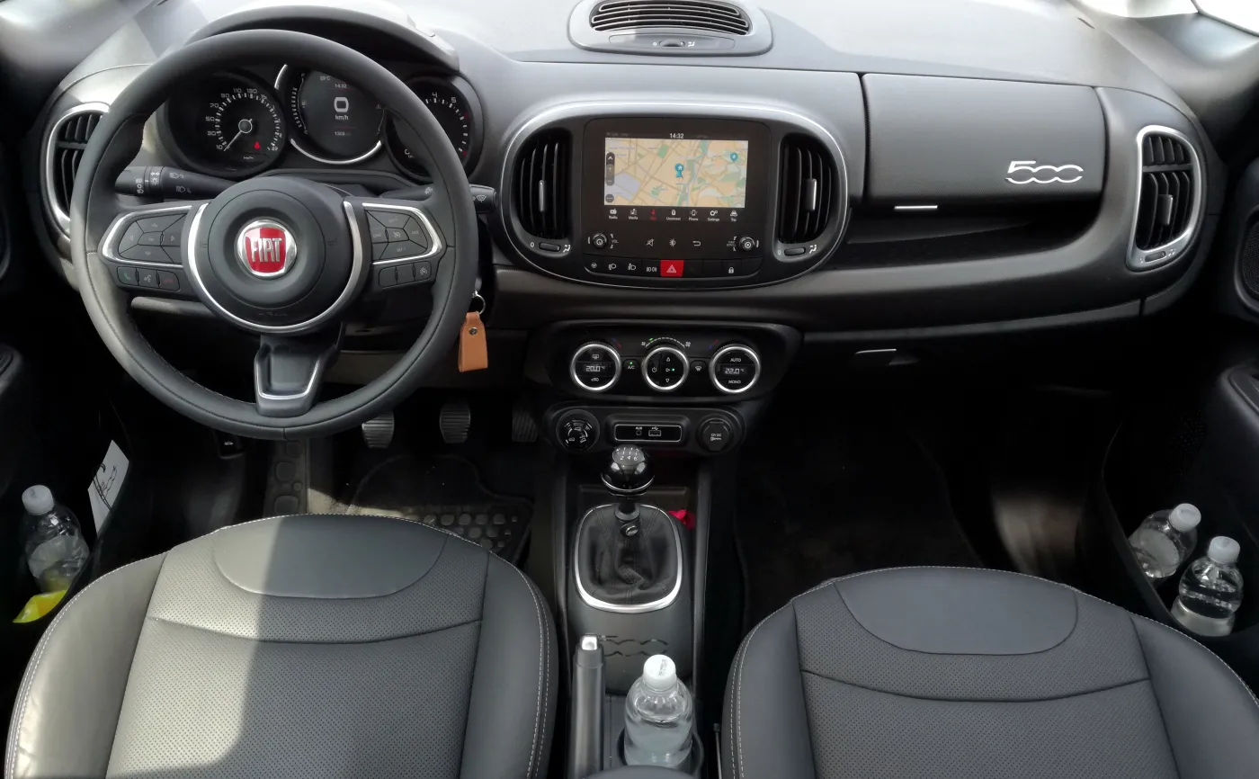 10182307-fiat-500l-cross.jpg