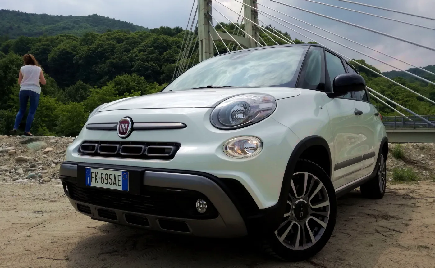 10182370-fiat-500l-cross.jpg