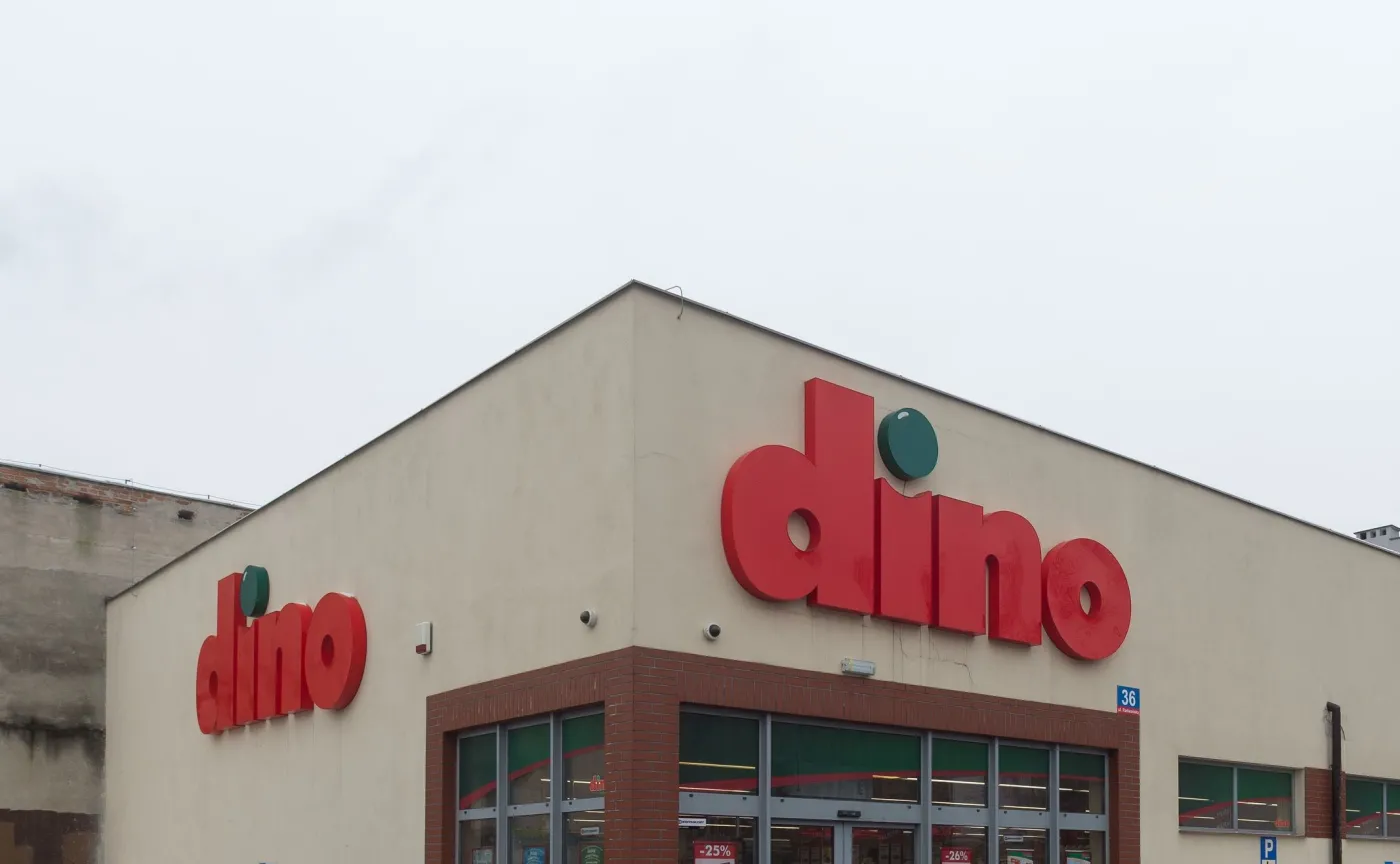 Dino przygotowuje się na zderzenie z Biedronką