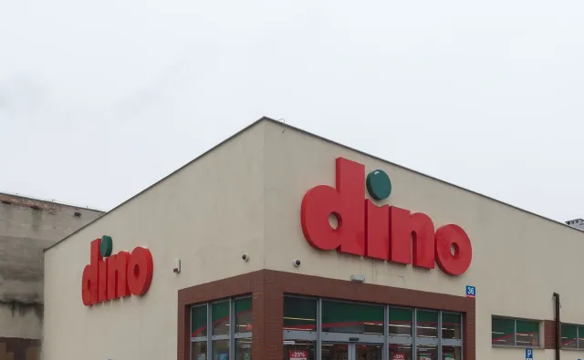 Dino przygotowuje się na zderzenie z Biedronką