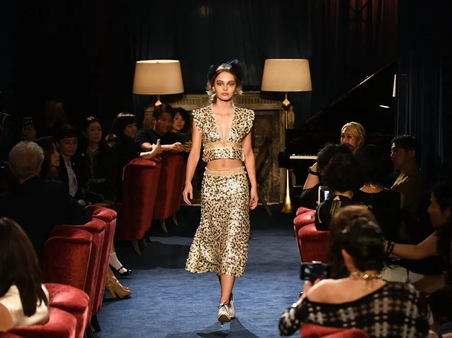 Córka Johnny'ego Deppa lśni na pokazie Chanel w Tokio. Czy bez nazwiska też dałaby radę...? FOTO