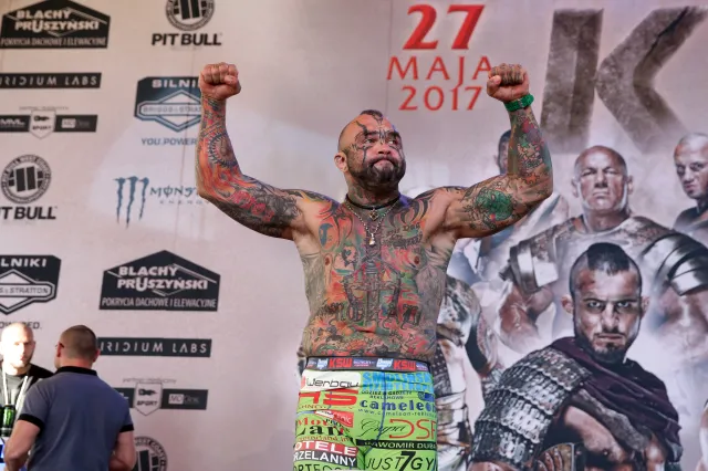 Mistrz federacji KSW popiera topienie uchodźców. Różalski twierdzi, że jest patriotą i nacjonalistą