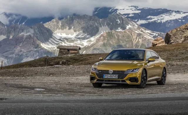 Volkswagen arteon już w Polsce. Cena? Nowy model już w najtańszej wersji wyczuwa zakręty i ronda