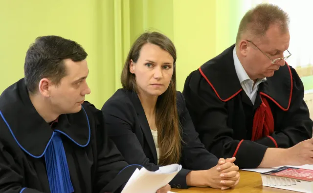 "Trzeba to coś złapać i ogolić na łyso". Prokuratura: Radna PiS nie znieważyła posłanki PO