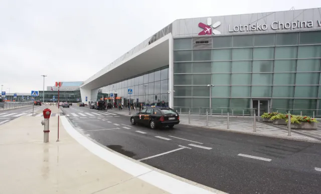 Koniec utrudnień w dojeździe na Lotnisko Chopina. Na sąsiednim terenie znaleziono niewybuch