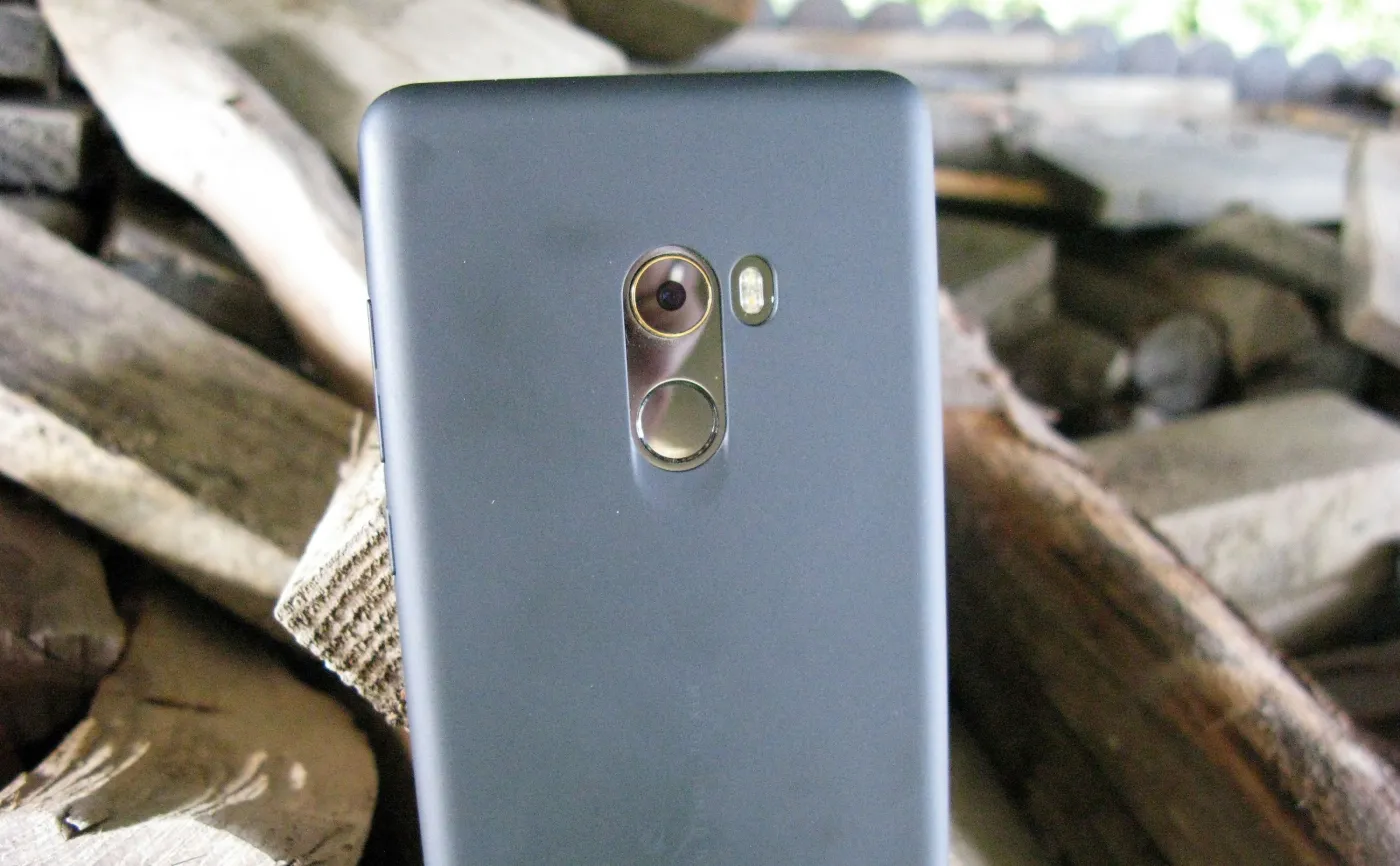 10688718-xiaomi-mi-mix-2.jpg