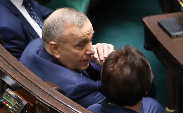 Grzegorz Schetyna otwiera ranking nieufności. Kto za nim? SONDAŻ