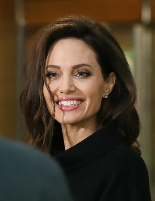 10742222-angelina-jolie.jpg