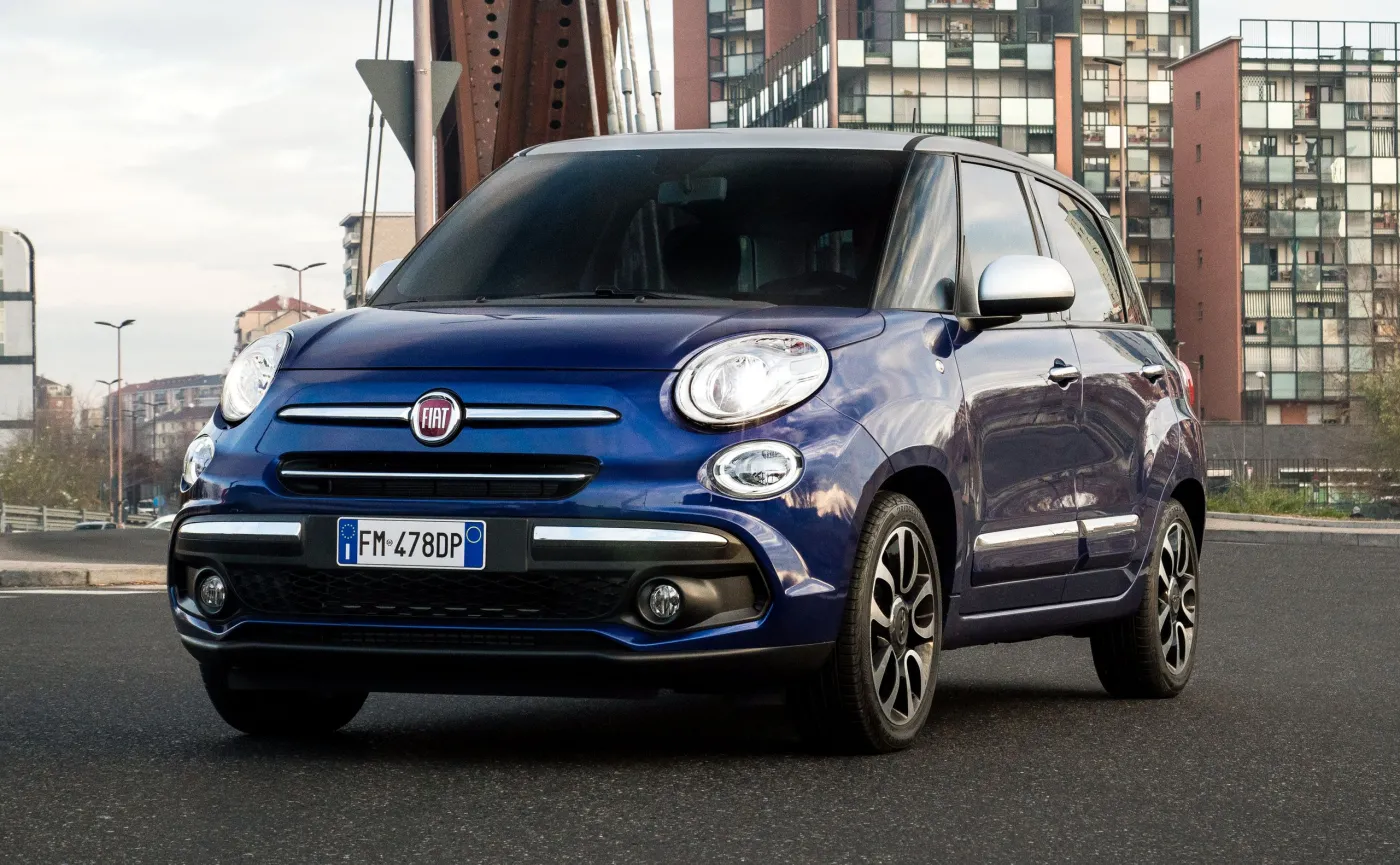 10744309-fiat-500l-mirror.jpg