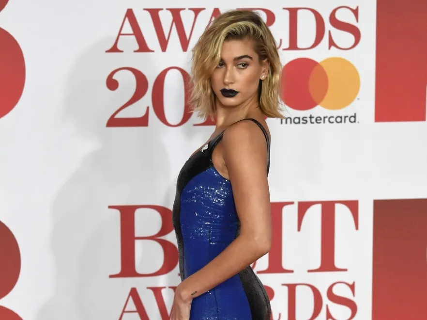 Suknia za 50 tys. złotych i czarne usta. Najseksowniejsza kobieta świata gwiazdą ścianki na BRIT Awards. FOTO
