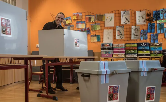 Ostatni dzień wyborów parlamentarnych u naszych południowych sąsiadów. Partia "czeskiego Trumpa faworytem"