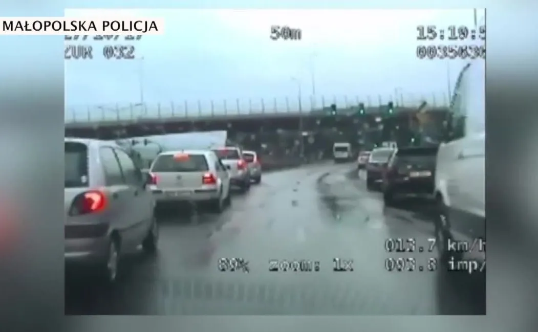 Wody odeszły, a do szpitala mieli 30 kilometrów w korkach. Pomogli policjanci