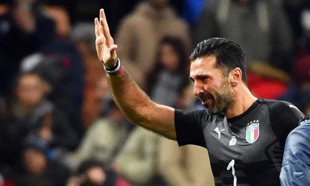 Włosi nie jadą na mundial, ale Buffon bohaterem meczu. Piękny gest na początku i łzy na koniec [WIDEO]